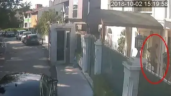 ג'מאל חאשוקג'י חבר צוות החיסול שלו נראה סוחב תיק המכיל לכאורה את שרידיו
ג'מאל חאשוקג'י חבר צוות החיסול שלו נראה סוחב תיק המכיל לכאורה את שרידיו