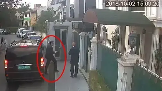 ג'מאל חאשוקג'י חבר צוות החיסול שלו נראה סוחב תיק המכיל לכאורה את שרידיו
ג'מאל חאשוקג'י חבר צוות החיסול שלו נראה סוחב תיק המכיל לכאורה את שרידיו