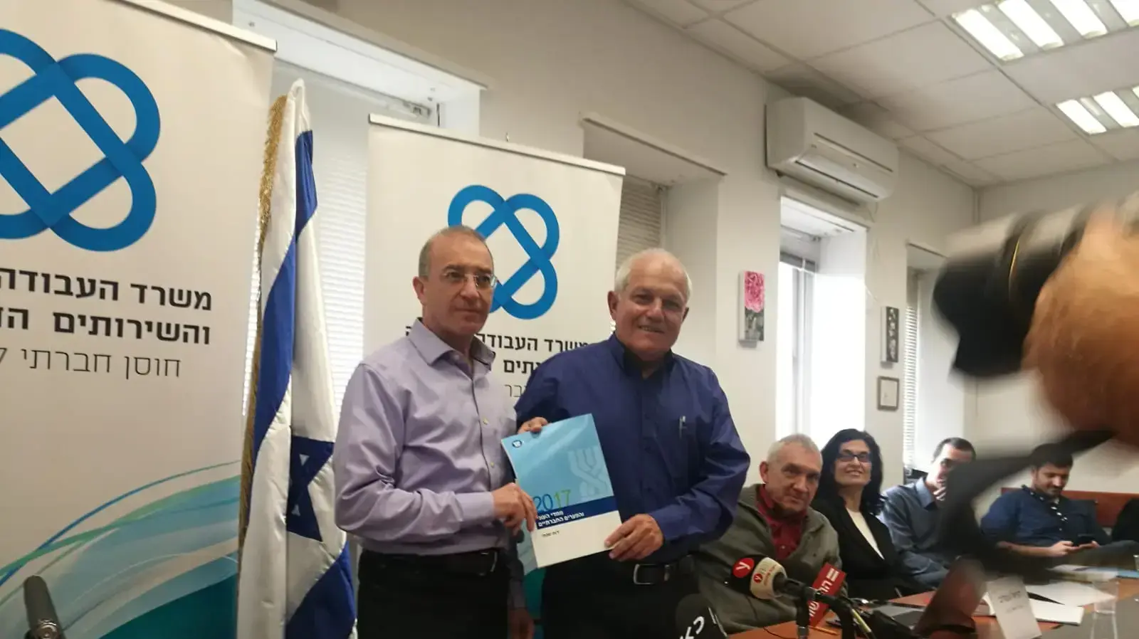 הגשת דו"ח העוני לשר הרווחה חיים כץ 31 בדצמבר 2018 הגשת דו"ח העוני לשר הרווחה חיים כץ 31 בדצמבר 2018