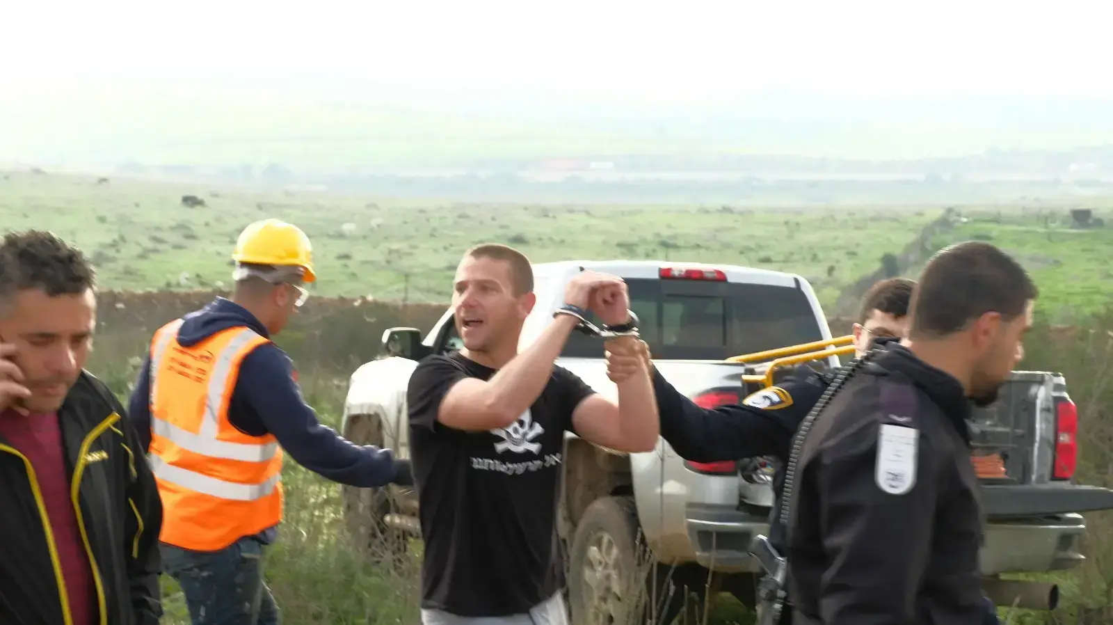 פעיל סביבה טל גונן נעצר לאחר שהניף דגל ישראל בהפגנה נגד נובל אנרג'י, 24 בדצמבר 2018