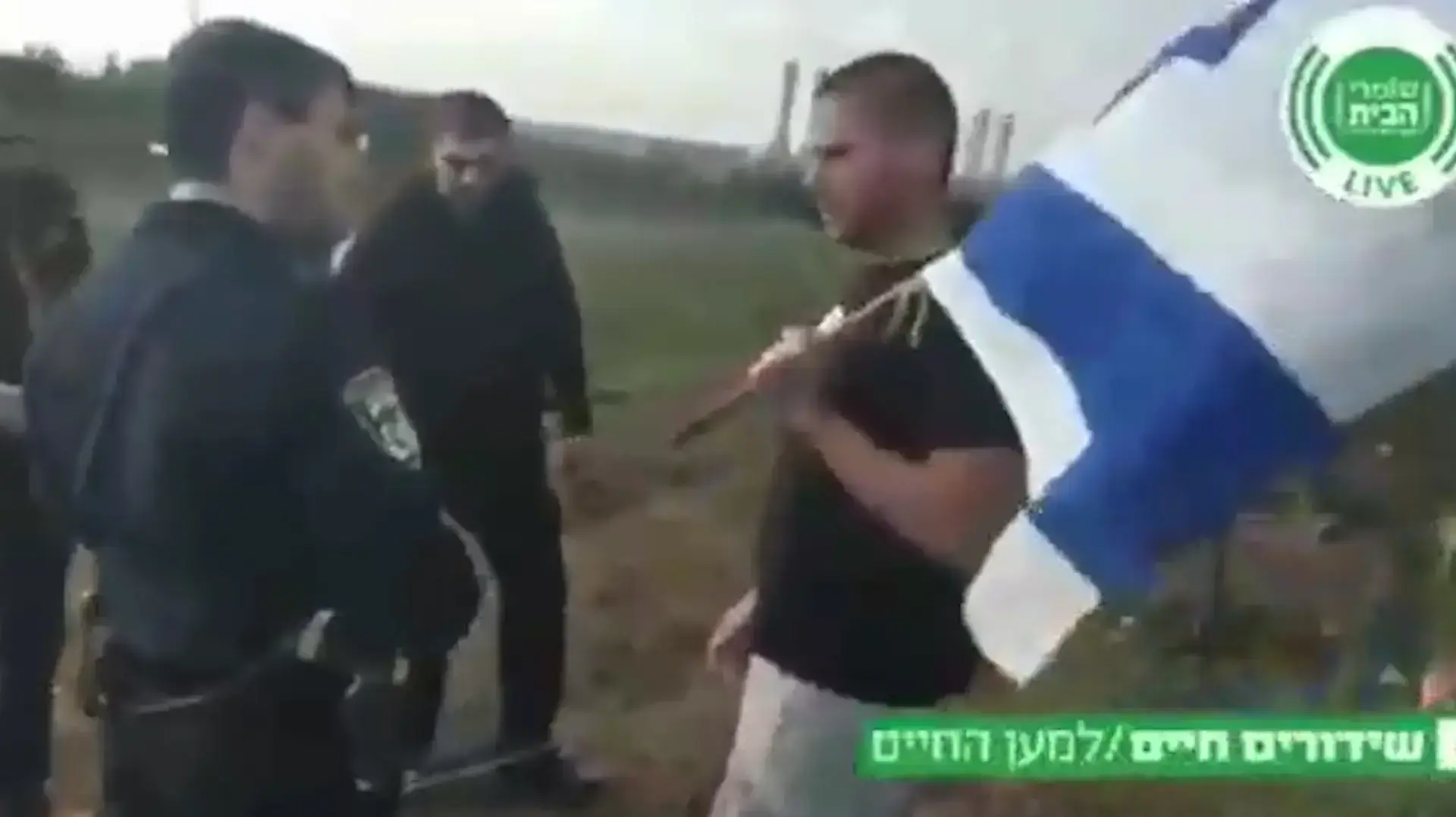 פעיל סביבה טל גונן נעצר לאחר שהניף דגל ישראל בהפגנה נגד נובל אנרג'י, 24 בדצמבר 2018 פעיל סביבה טל גונן נעצר לאחר שהניף דגל ישראל בהפגנה נגד נובל אנרג'י, 24 בדצמבר 2018