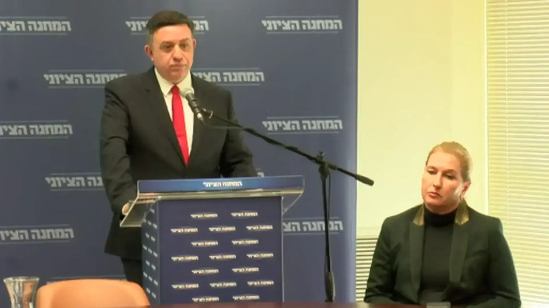 גבאי נפרד מלבני
יו''ר המחנה הציוני הודיע כי העבודה והתנועה 
מתפצלות וכי מפלגת המחנה הציוני תפורק