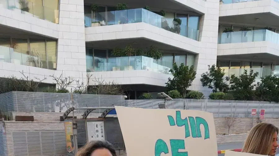 חולי סיסטיק פיברוזיס ובני משפחותיהם בהפגנה מחוץ להתכנסות וועדת הסל ובזעקה: "אל תשאירו אותנו בלי אוויר, חולי CF רוצים לנשום, הכניסו את סימדקו לסל הבריאות, 1 בינואר 2019 חולי סיסטיק פיברוזיס ובני משפחותיהם בהפגנה מחוץ להתכנסות וועדת הסל ובזעקה: "אל תשאירו אותנו בלי אוויר, חולי CF רוצים לנשום, הכניסו את סימדקו לסל הבריאות, 1 בינואר 2019