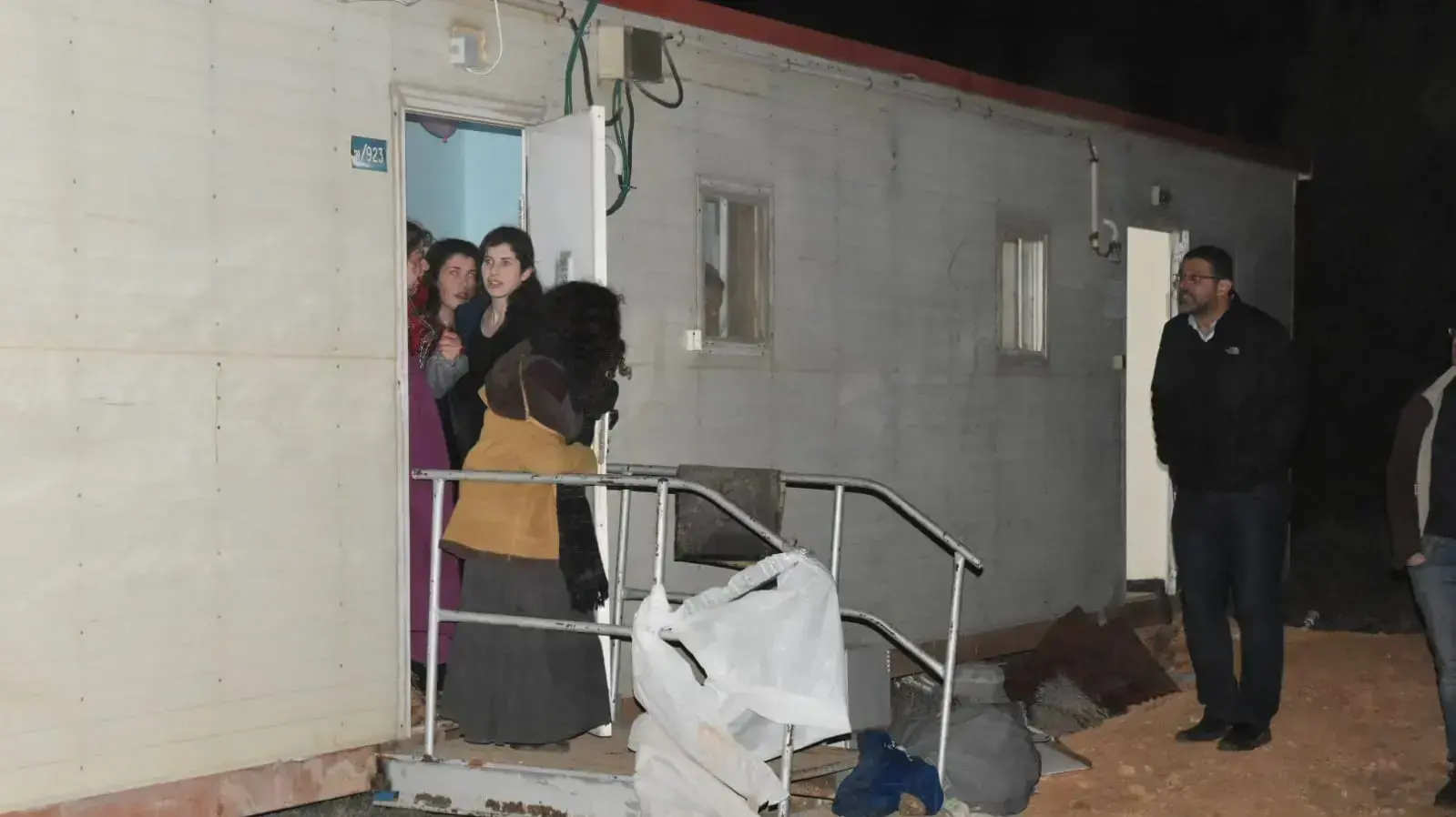 מתבצרות בפינוי מאחז עמונה - 3/1