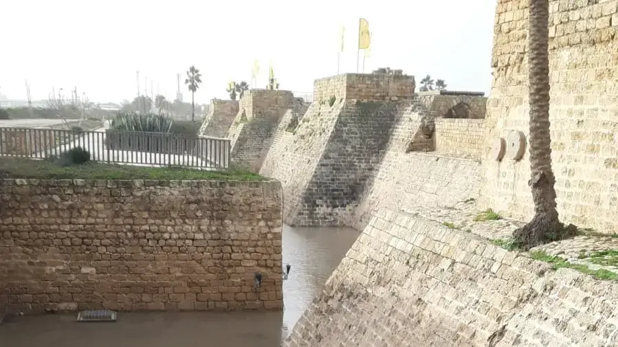 החפיר של חומות קיסריה הצלבניות מוצף החפיר של חומות קיסריה הצלבניות מוצף