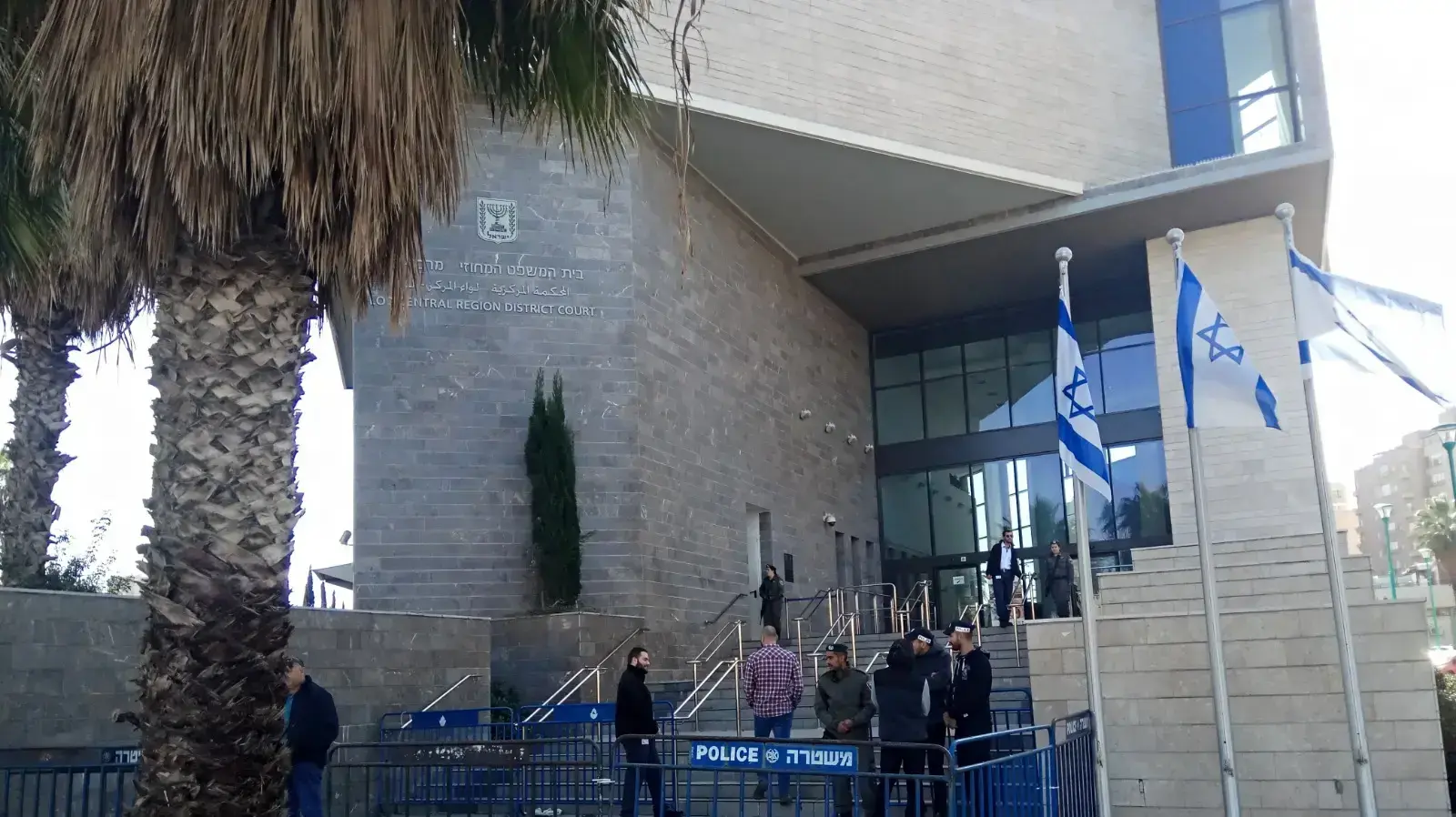 מאבטחי בית המשפט וכוחות המשטרה נערכים מחוץ לבית המשפט בלוד, לקראת ההפגנה הצפויה שם במחאה על מעצר הקטינים בשב"כ בעת הדיון בעניינם.3 בינואר 2019 מאבטחי בית המשפט וכוחות המשטרה נערכים מחוץ לבית המשפט בלוד, לקראת ההפגנה הצפויה שם במחאה על מעצר הקטינים בשב"כ בעת הדיון בעניינם.3 בינואר 2019