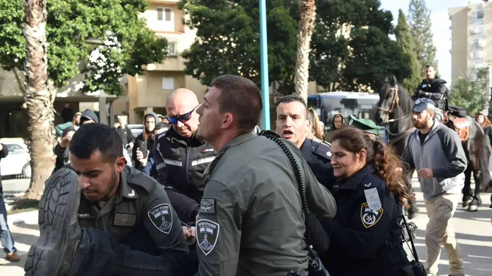הפגנה מחוץ לבית המשפט בלוד במהלך דיון בעררים שהגישו עורכי דינם של הקטינים בפרשה הביטחונית 3 בינואר 2019 הפגנה מחוץ לבית המשפט בלוד במהלך דיון בעררים שהגישו עורכי דינם של הקטינים בפרשה הביטחונית 3 בינואר 2019