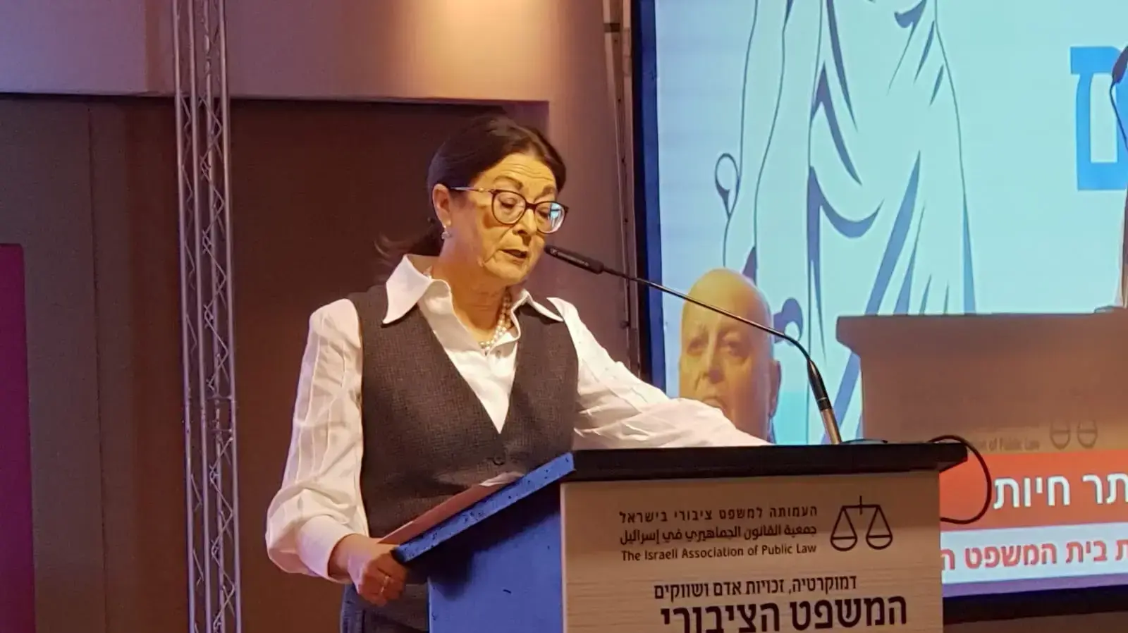 אסתר חיות נשיאת בית המשפט העליון בכנס השנתי של העמותה למשפט ציבורי, מלון דן כרמל, 3 בינואר 2019 אסתר חיות נשיאת בית המשפט העליון בכנס השנתי של העמותה למשפט ציבורי, מלון דן כרמל, 3 בינואר 2019