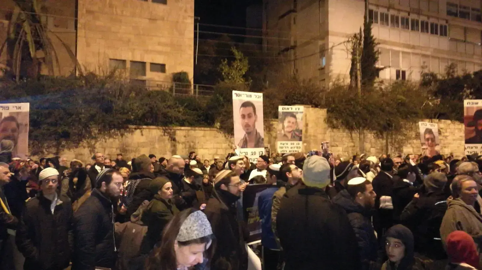 מפגינים מול בית ראש הממשלה בדרישה לשחרור הנערים העצורים בפרשת הטרור היהודי, 5 בינואר 2019 מפגינים מול בית ראש הממשלה בדרישה לשחרור הנערים העצורים בפרשת הטרור היהודי, 5 בינואר 2019