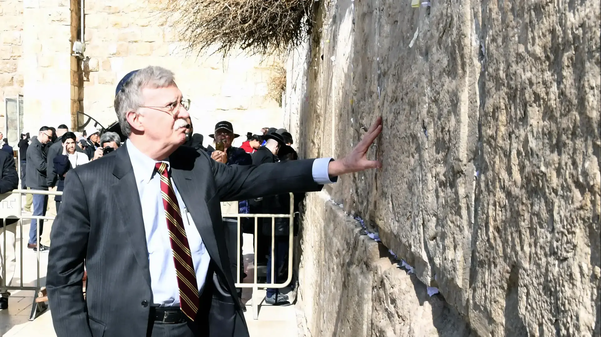 היועץ לביטחון לאומי, ג'ון בולטון במהלך ביקורו בכותל המערבי 6 בינואר 2019
היועץ לביטחון לאומי, ג'ון בולטון במהלך ביקורו בכותל המערבי 6 בינואר 2019