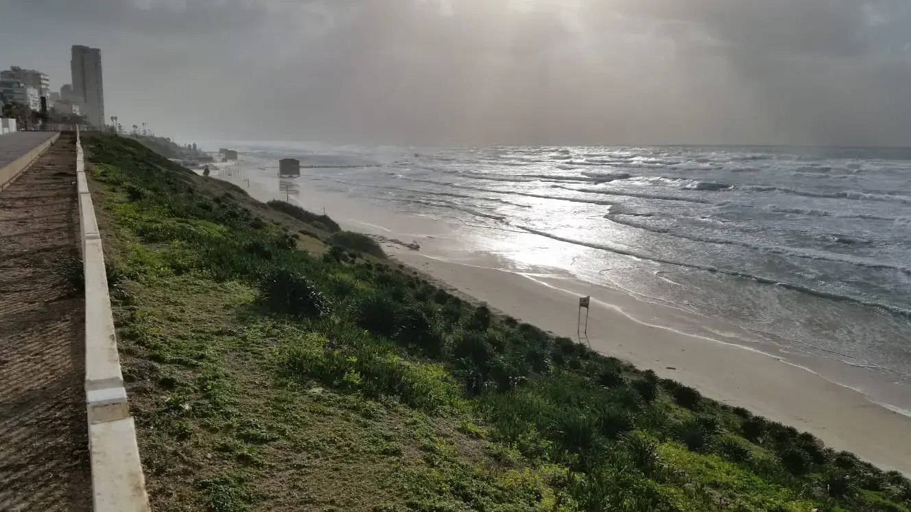 מזג אוויר סוער בחוף בת ים, 6 בינואר 2019 מזג אוויר סוער בחוף בת ים, 6 בינואר 2019