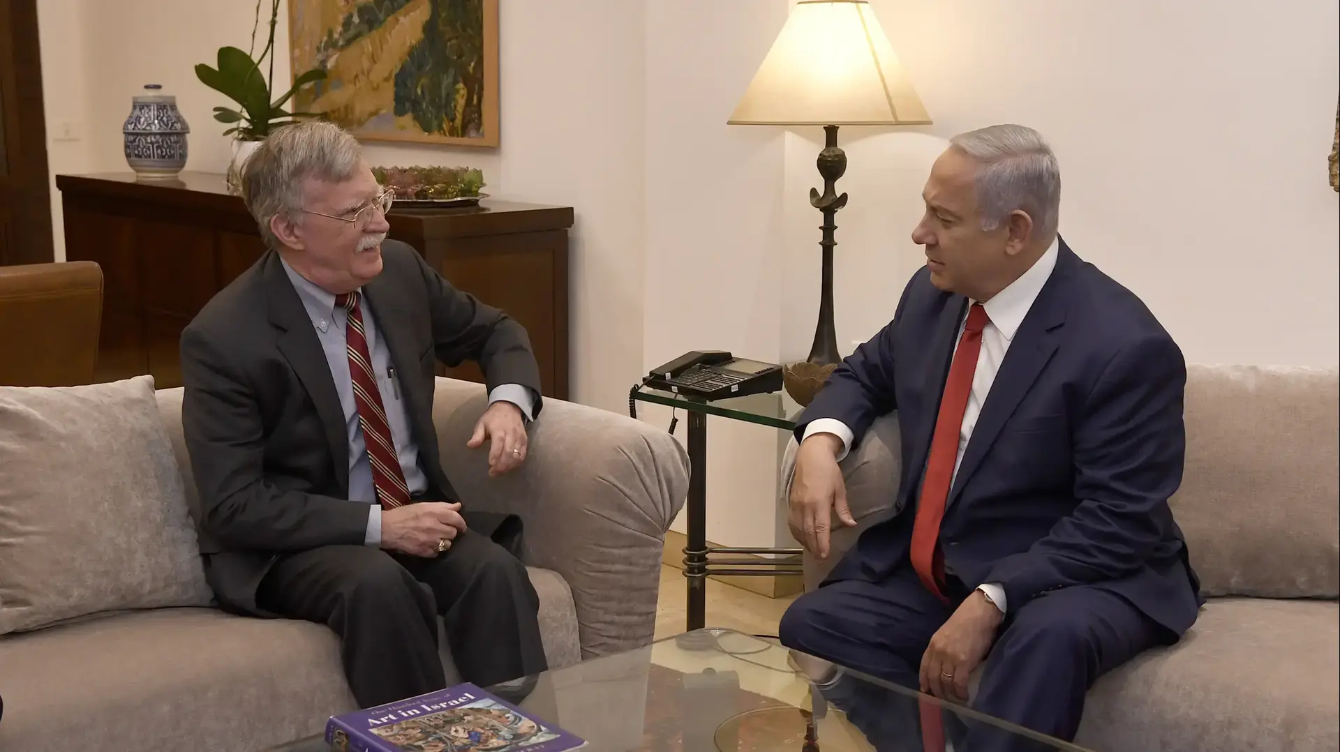 היועץ לביטחון לאומי של ארה"ב ג'ון בולטון נפגש עם ראש ממשלת ישראל בנימין נתניהו במעון ראש הממשלה בירושלים, 6 בינואר 2019 היועץ לביטחון לאומי של ארה"ב ג'ון בולטון נפגש עם ראש ממשלת ישראל בנימין נתניהו במעון ראש הממשלה בירושלים, 6 בינואר 2019