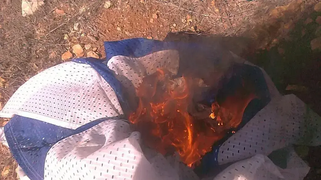 שריפה של דגל ישראל ע"י החשודים ברצח עאישה א-ראבי שריפה של דגל ישראל ע"י החשודים ברצח עאישה א-ראבי