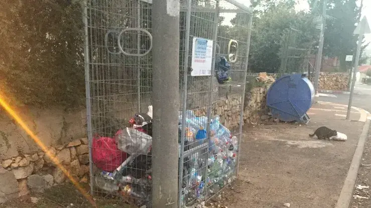 מדרכה שבורה בגבעת עדה - סקירת המפגעים על המדרכות מדרכה שבורה בגבעת עדה - סקירת המפגעים על המדרכות