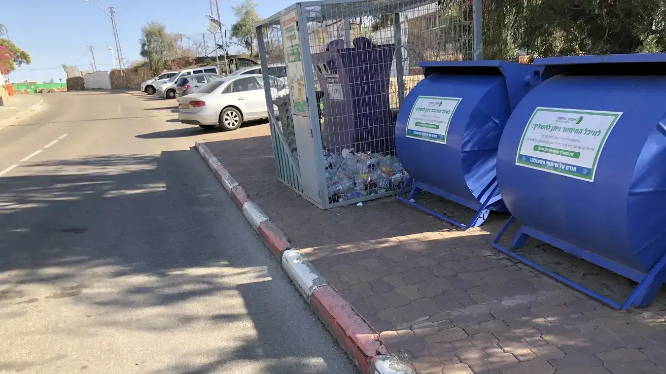 פחי מחזור על המדרכה בערד - סקירת המפגעים על המדרכות פחי מחזור על המדרכה בערד - סקירת המפגעים על המדרכות