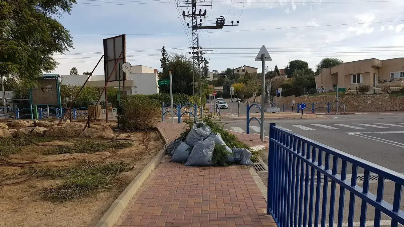 פסולת על המדרכה ביישוב מיתר - סקירת המפגעים על המדרכות פסולת על המדרכה ביישוב מיתר - סקירת המפגעים על המדרכות