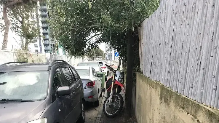 מדרכה צרה באור עקיבא - סקירת המפגעים על המדרכות מדרכה צרה באור עקיבא - סקירת המפגעים על המדרכות