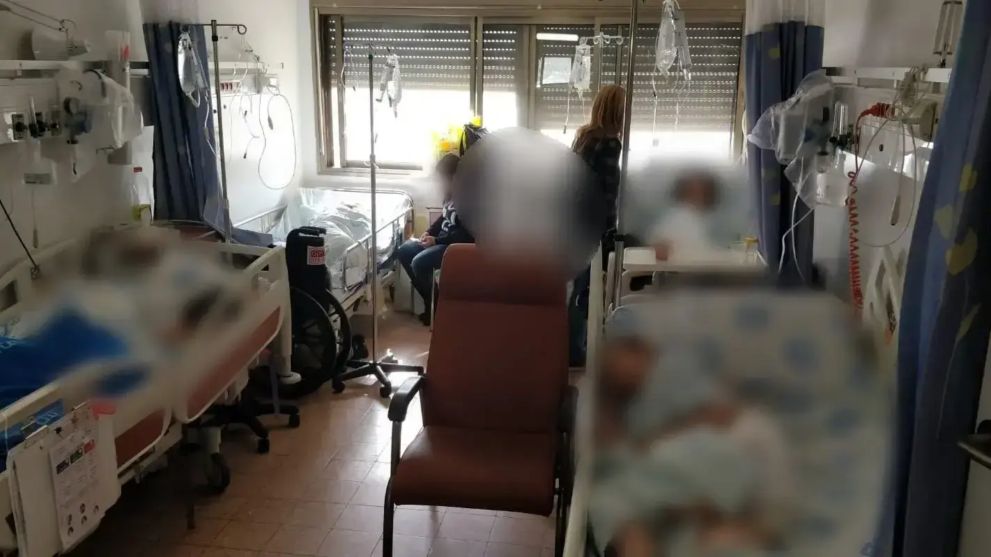 חולים מטופלים במסדרון בית החולים חולים מטופלים במסדרון בית החולים