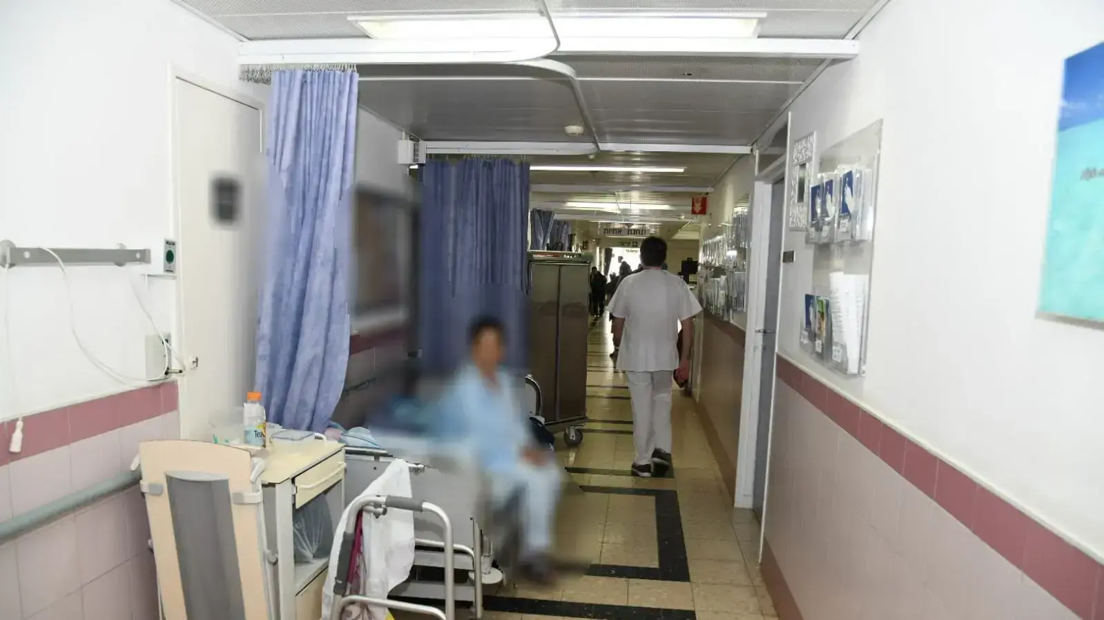 חולים מטופלים במסדרון בית החולים