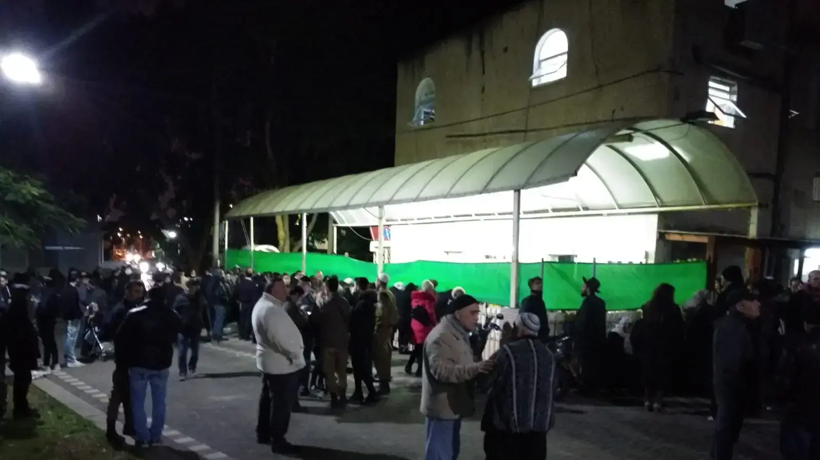 רחבת בית הכנסת של הבוכרים בשעת קריאת ההספדים על מותו של החייל אביתר יוספי בניווט בנחל חילזון, 7 בינואר 2019 רחבת בית הכנסת של הבוכרים בשעת קריאת ההספדים על מותו של החייל אביתר יוספי בניווט בנחל חילזון, 7 בינואר 2019
