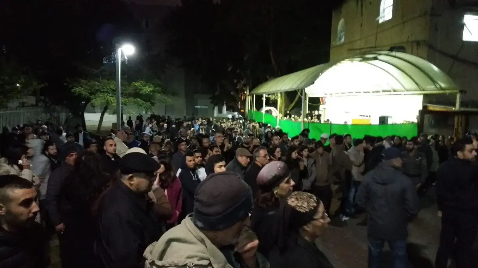רחבת בית הכנסת של הבוכרים בשעת קריאת ההספדים על מותו של החייל אביתר יוספי בניווט בנחל חילזון, 7 בינואר 2019 רחבת בית הכנסת של הבוכרים בשעת קריאת ההספדים על מותו של החייל אביתר יוספי בניווט בנחל חילזון, 7 בינואר 2019