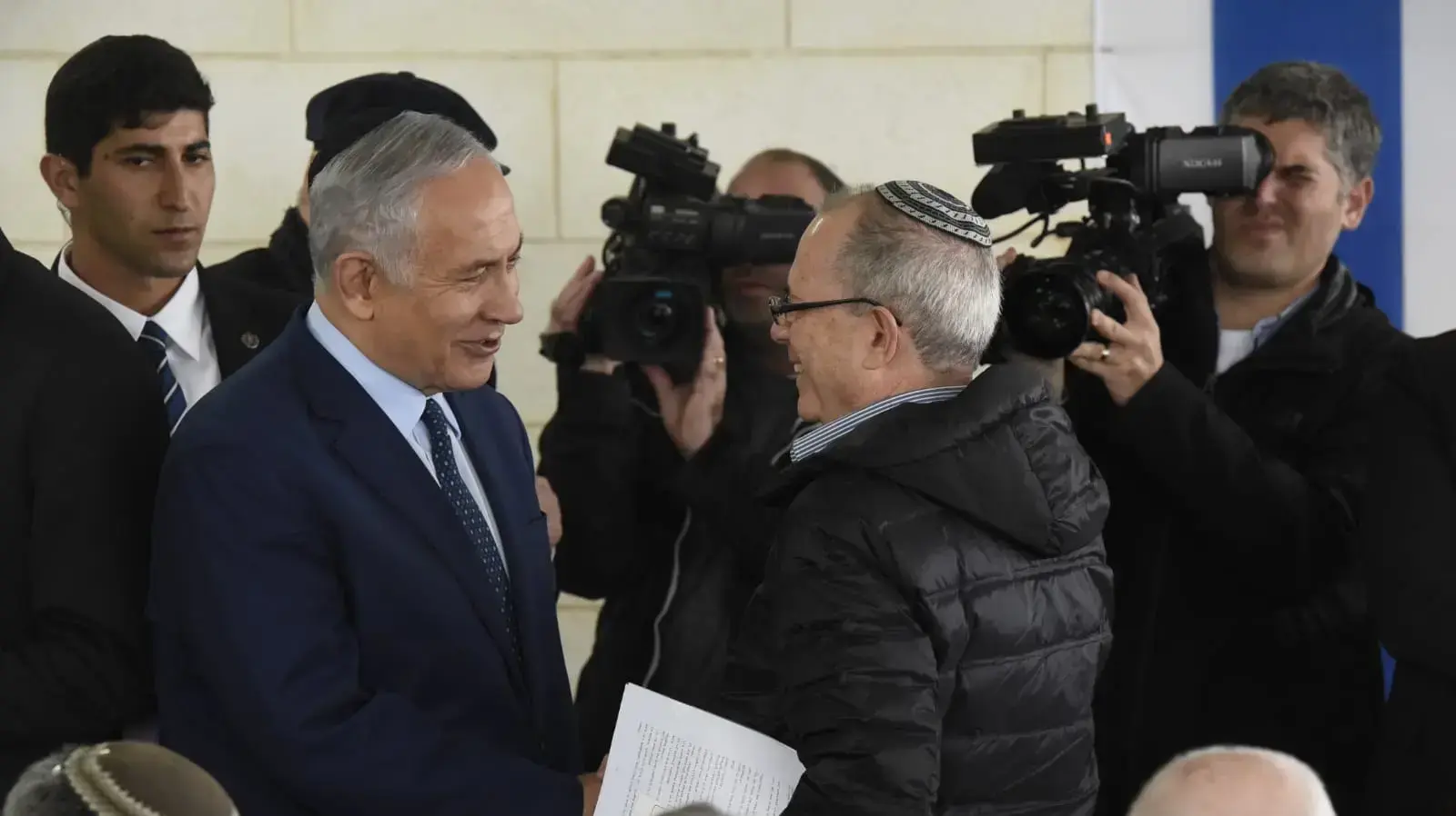 ראש הממשלה בנימין נתניהו עם בנו של משה ארנס בהלווית משה ארנס, סביון 8 בינואר 2019 ראש הממשלה בנימין נתניהו עם בנו של משה ארנס בהלווית משה ארנס, סביון 8 בינואר 2019
