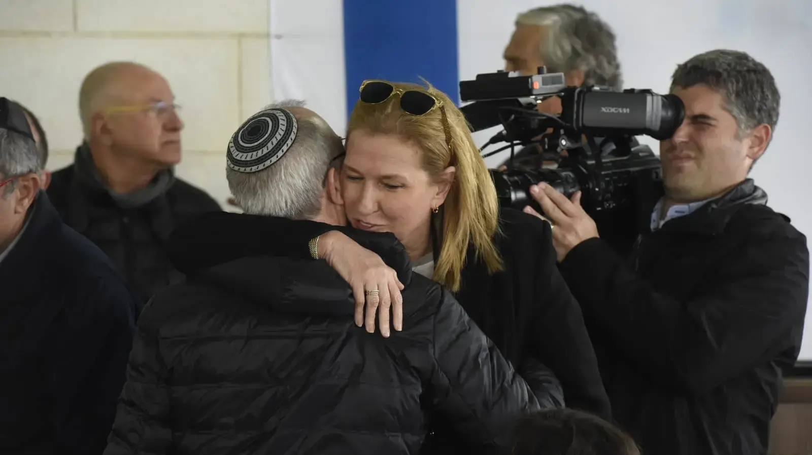 ציפי לבני עם בנו של משה ארנס בהלווית משה ארנס, סביון 8 בינואר 2019 ציפי לבני עם בנו של משה ארנס בהלווית משה ארנס, סביון 8 בינואר 2019