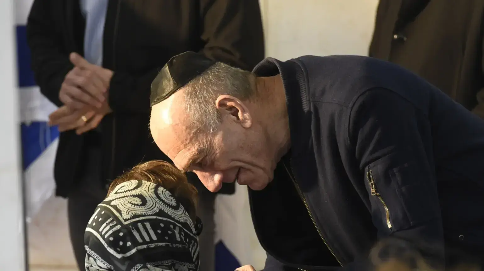 אהוד אולמרט עם מיוריאל אלמנתו של משה ארנס בהלוויתו, 8 בינואר 2019 אהוד אולמרט עם מיוריאל אלמנתו של משה ארנס בהלוויתו, 8 בינואר 2019