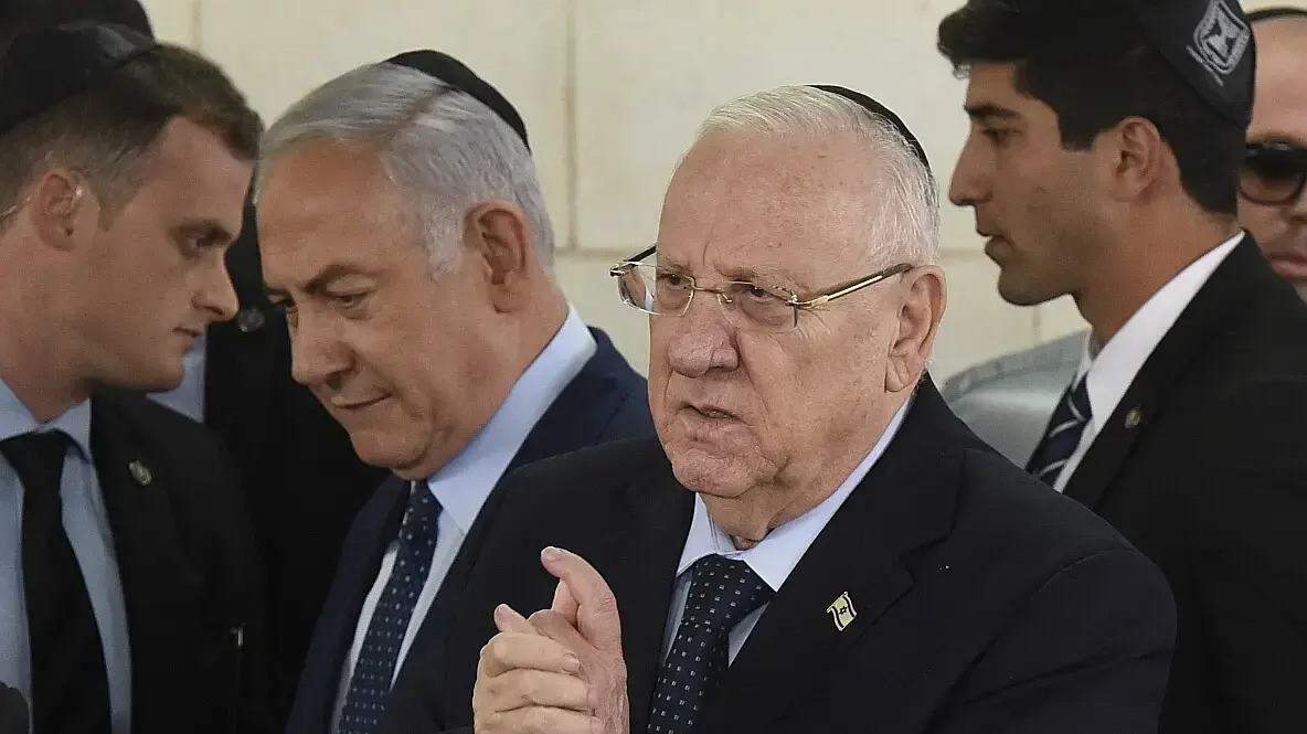 נשיא המדינה ראובן ריבלין וראש הממשלה בנימין נתניהו בהלווית משה ארנס, סביון 8 בינואר 2019 נשיא המדינה ראובן ריבלין וראש הממשלה בנימין נתניהו בהלווית משה ארנס, סביון 8 בינואר 2019
