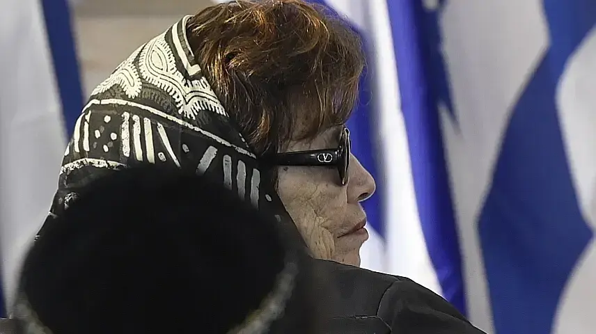 האלמנה מיוריאל בהלווית בעלה משה ארנס, 8 בינואר 2019 האלמנה מיוריאל בהלווית בעלה משה ארנס, 8 בינואר 2019