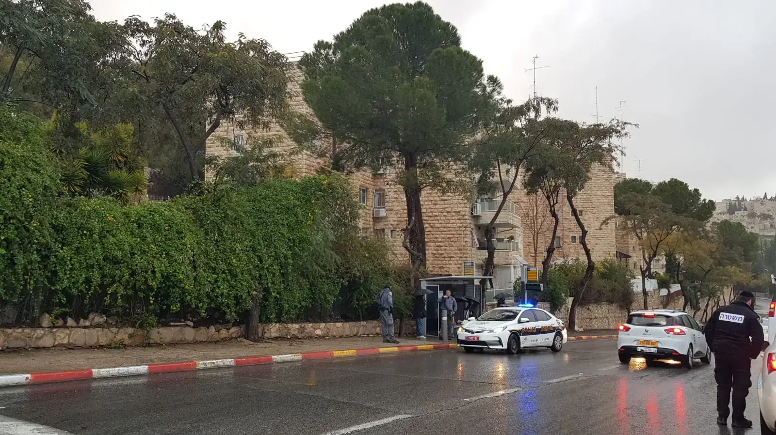 סריקות המשטרה ברחוב מרדכי אלקחי כעת לחיפוש אחר הזירה המדויקת בה נדקרה הנערה סריקות המשטרה ברחוב מרדכי אלקחי כעת לחיפוש אחר הזירה המדויקת בה נדקרה הנערה