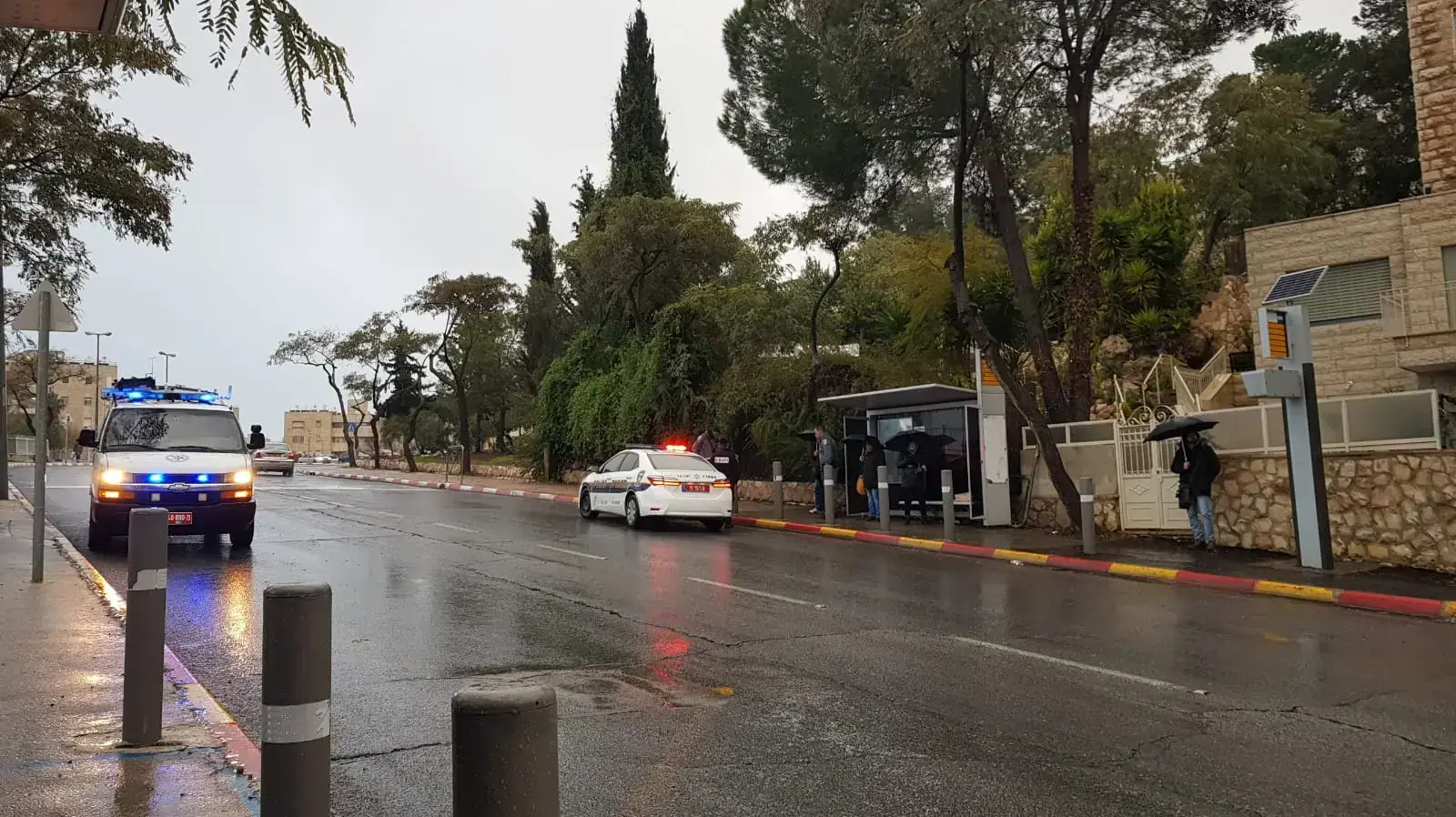 סריקות המשטרה ברחוב מרדכי אלקחי כעת לחיפוש אחר הזירה המדויקת בה נדקרה הנערה סריקות המשטרה ברחוב מרדכי אלקחי כעת לחיפוש אחר הזירה המדויקת בה נדקרה הנערה