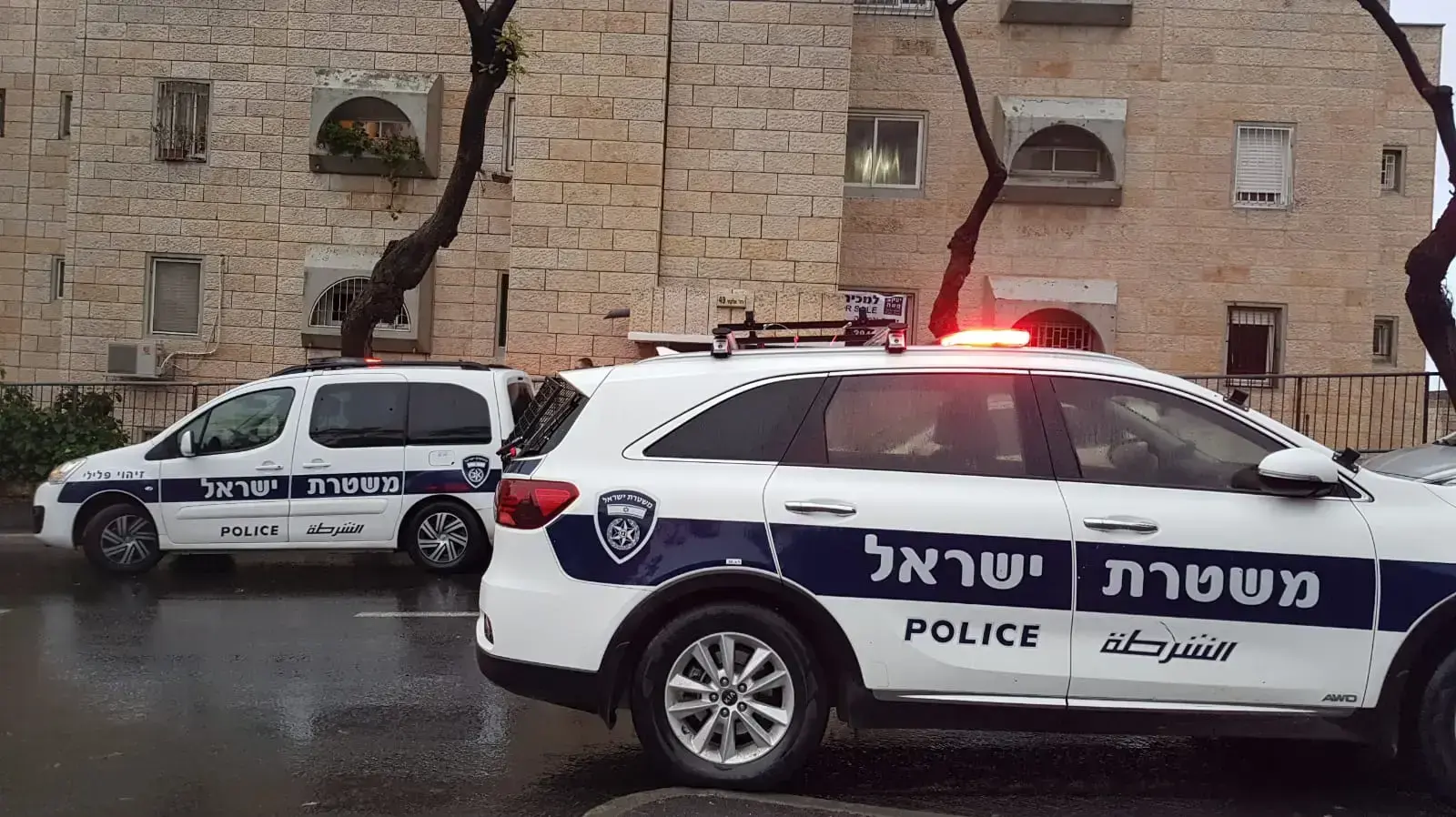 סריקות המשטרה ברחוב מרדכי אלקחי כעת לחיפוש אחר הזירה המדויקת בה נדקרה הנערה סריקות המשטרה ברחוב מרדכי אלקחי כעת לחיפוש אחר הזירה המדויקת בה נדקרה הנערה