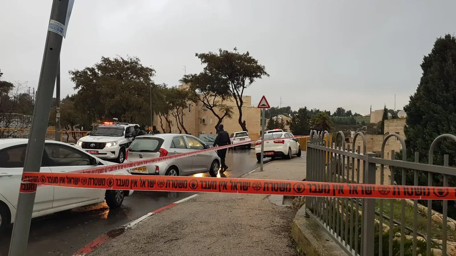 סריקות המשטרה ברחוב מרדכי אלקחי כעת לחיפוש אחר הזירה המדויקת בה נדקרה הנערה