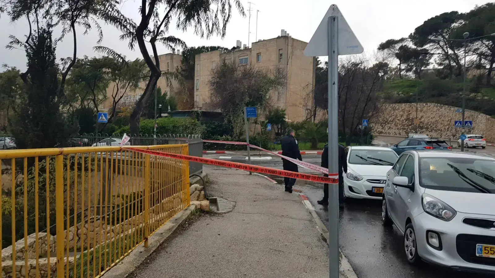 סריקות המשטרה ברחוב מרדכי אלקחי כעת לחיפוש אחר הזירה המדויקת בה נדקרה הנערה סריקות המשטרה ברחוב מרדכי אלקחי כעת לחיפוש אחר הזירה המדויקת בה נדקרה הנערה