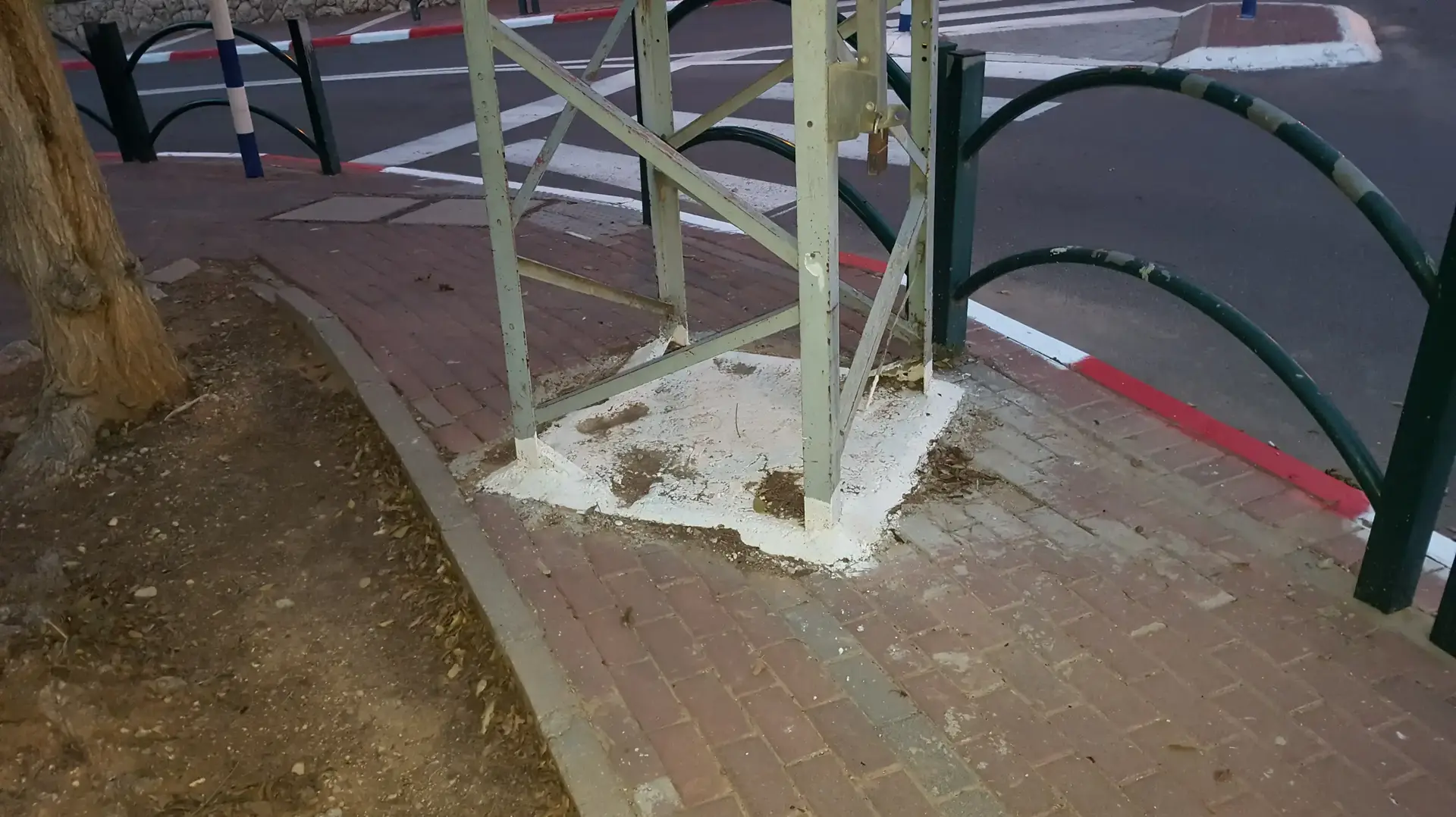 מדרכה צרה בקרית ארבע- סקירת המפגעים על המדרכות מדרכה צרה בקרית ארבע- סקירת המפגעים על המדרכות