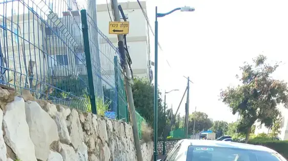 רכב חונה על מדרכה צרה- סקירת המפגעים על המדרכות רכב חונה על מדרכה צרה- סקירת המפגעים על המדרכות