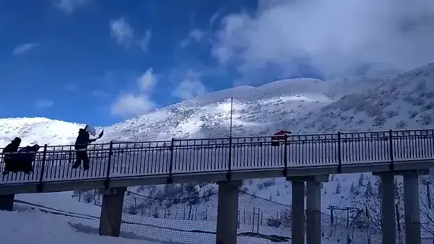עובדי אתר החרמון החלו בעבודות פינוי השלגים שנערמו במתחם