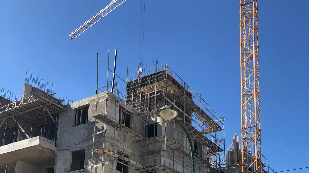 הזירה בה פועל תושב טול כרם נפל ונהרג בנפילה מגובה באתר בנייה ברחוב אבא הלל סילבר בנתניה 10 בינואר 2018
