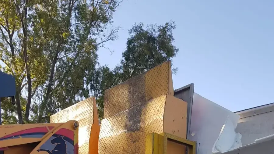ת.ד בין שתי משאיות בכביש 40 סמוך לצומת קוממיות. 2 פצועים לכודים במצב קשה כבני 30. ת.ד בין שתי משאיות בכביש 40 סמוך לצומת קוממיות. 2 פצועים לכודים במצב קשה כבני 30.
