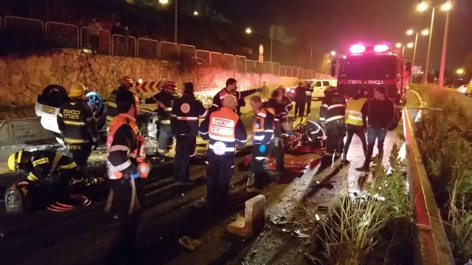 תאונת דרכים בכביש 40 שני בני אדם נהרגו מהתהפכות רכב תאונת דרכים בכביש 40 שני בני אדם נהרגו מהתהפכות רכב