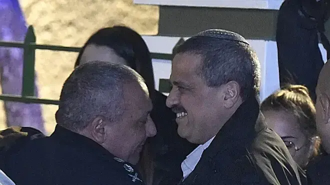 הרמטכ"ל היוצא גדי איזנקוט עם המפכ"ל לשעבר רוני אלשיך בערב פרידה בבסיס הקריה, 13 בינואר 2019 הרמטכ"ל היוצא גדי איזנקוט עם המפכ"ל לשעבר רוני אלשיך בערב פרידה בבסיס הקריה, 13 בינואר 2019