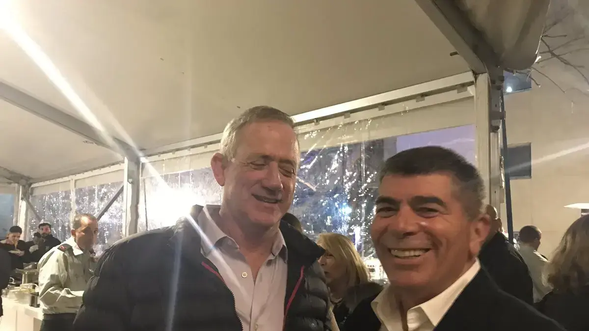 הרמטכ"לים לשעבר בני גנץ וגבי אשכנזי בטקס הפרידה מהרמטכ"ל גדי איזנקוט בקריה בתל אביב הרמטכ"לים לשעבר בני גנץ וגבי אשכנזי בטקס הפרידה מהרמטכ"ל גדי איזנקוט בקריה בתל אביב