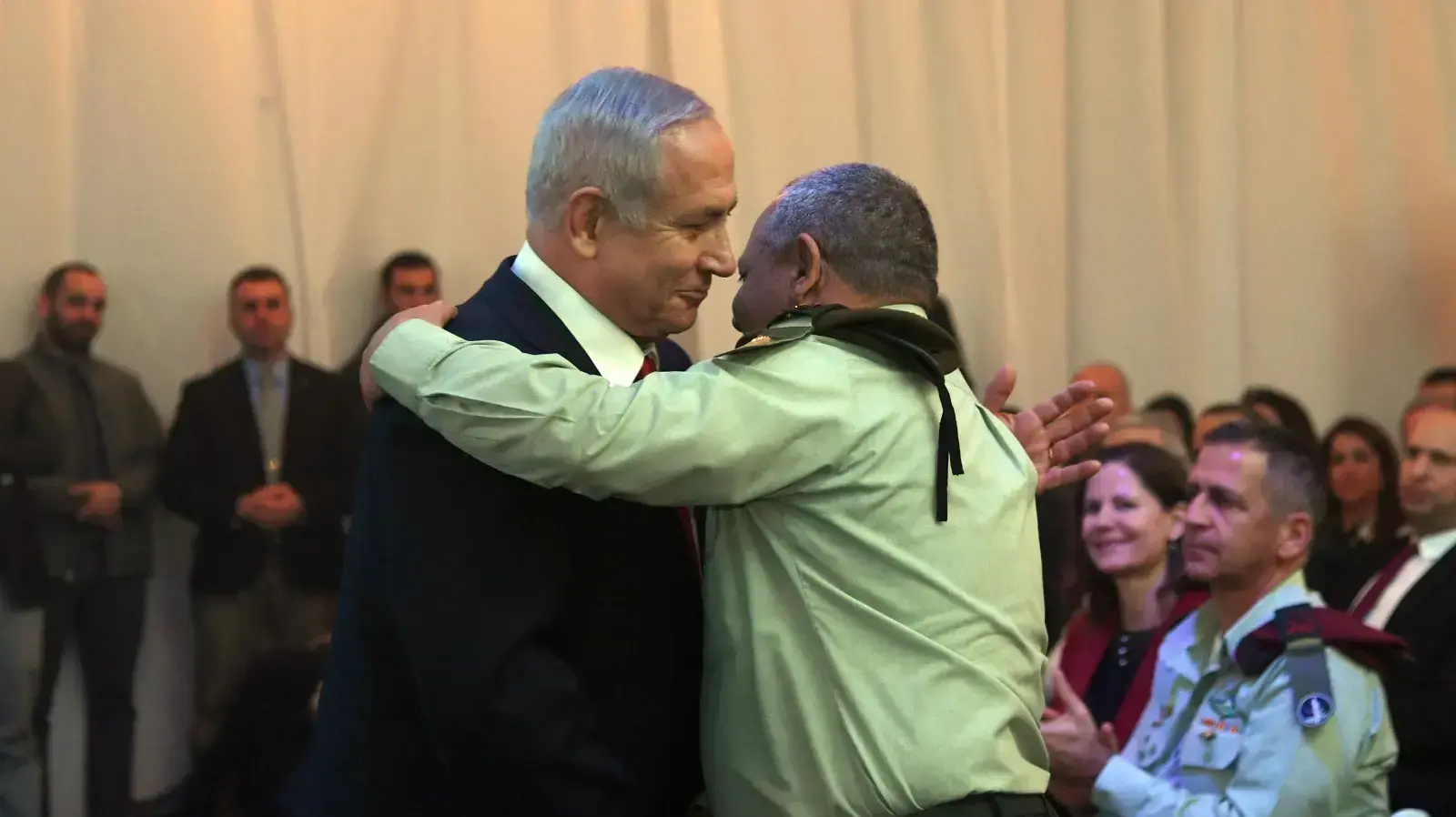 ראש הממשלה בנימין נתניהו והרמטכ"ל גדי איזנקוט בטקס הפרידה בקריה ב-13 בינואר 2018 ראש הממשלה בנימין נתניהו והרמטכ"ל גדי איזנקוט בטקס הפרידה בקריה ב-13 בינואר 2018