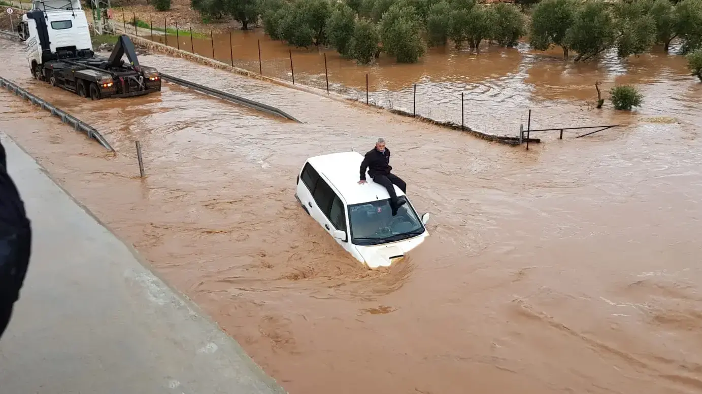 חילוץ נהג רכב שנתקע בנחל חילזון על ידי כוחות הכיבוי חילוץ נהג רכב שנתקע בנחל חילזון על ידי כוחות הכיבוי