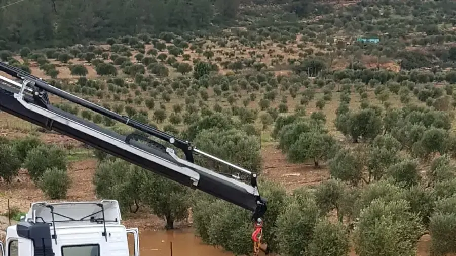 חילוץ נהג רכב שנתקע בנחל חילזון על ידי כוחות הכיבוי חילוץ נהג רכב שנתקע בנחל חילזון על ידי כוחות הכיבוי