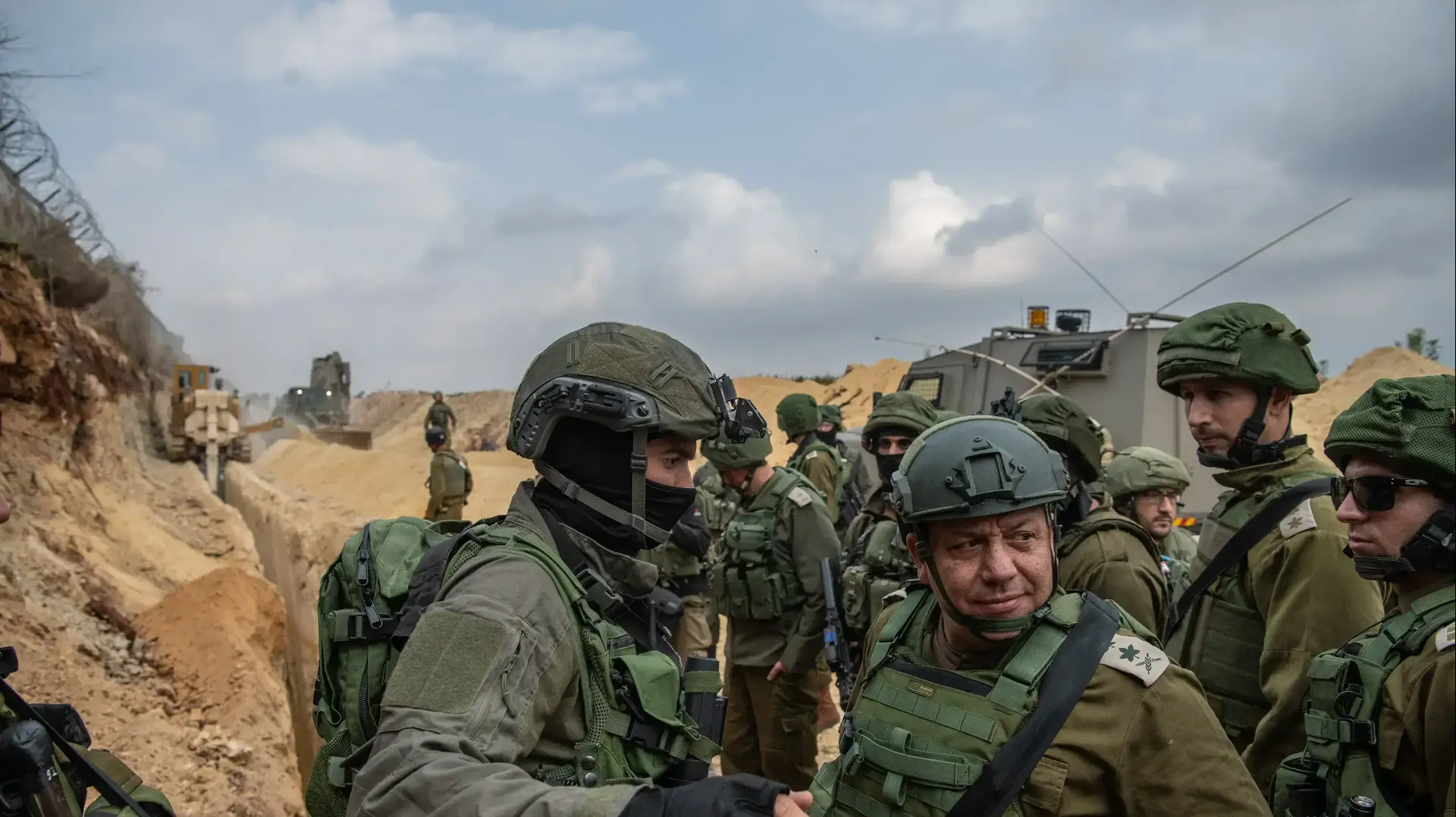 הרמטכ"ל ביומו הראשון של מבצע "מגן צפוני" לאיתור ונטרול מנהרות חיזבאללה
הרמטכ"ל ביומו הראשון של מבצע "מגן צפוני" לאיתור ונטרול מנהרות חיזבאללה