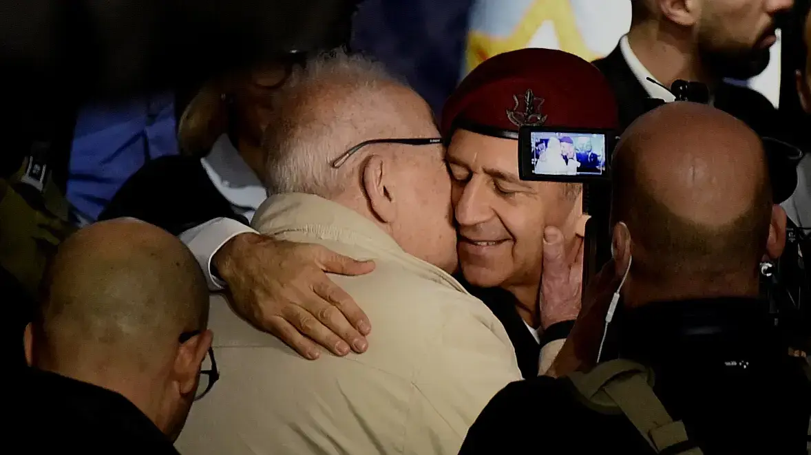טקס חילופי הרמטכ"ל ה-22- רא"ל אביב כוכבי עם אביו, 15 בינואר 2019 טקס חילופי הרמטכ"ל ה-22- רא"ל אביב כוכבי עם אביו, 15 בינואר 2019