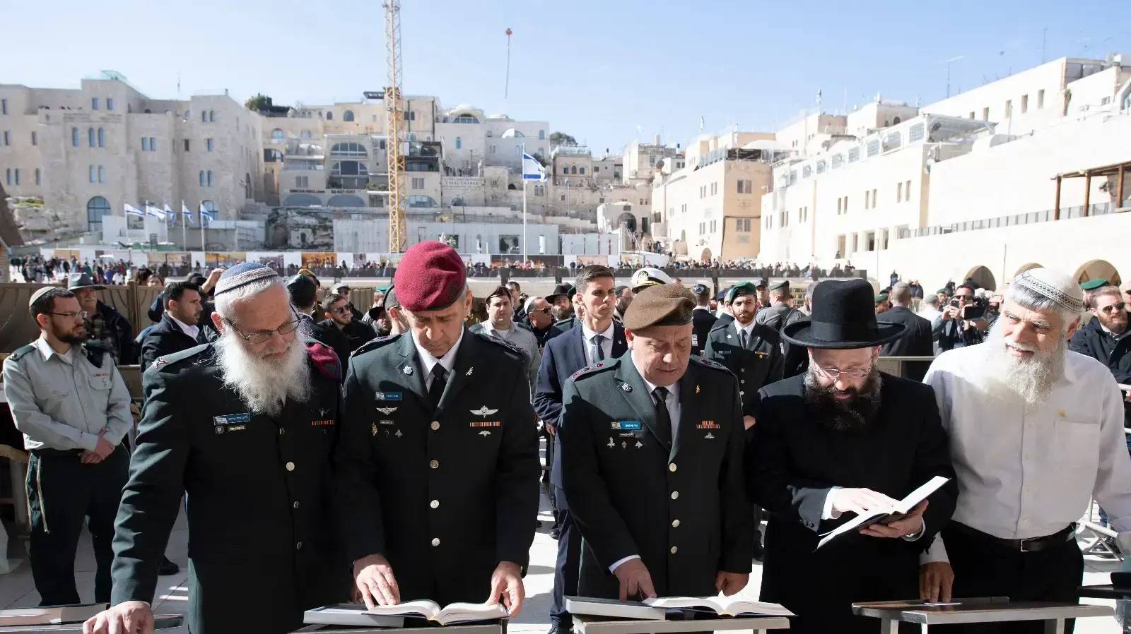 ראש המטה הכללי ה-21, רב-אלוף גדי איזנקוט, וראש המטה הכללי ה-22, רב-אלוף אביב כוכבי, ביקרו בכותל המערבי, 15 בינואר 2019 ראש המטה הכללי ה-21, רב-אלוף גדי איזנקוט, וראש המטה הכללי ה-22, רב-אלוף אביב כוכבי, ביקרו בכותל המערבי, 15 בינואר 2019