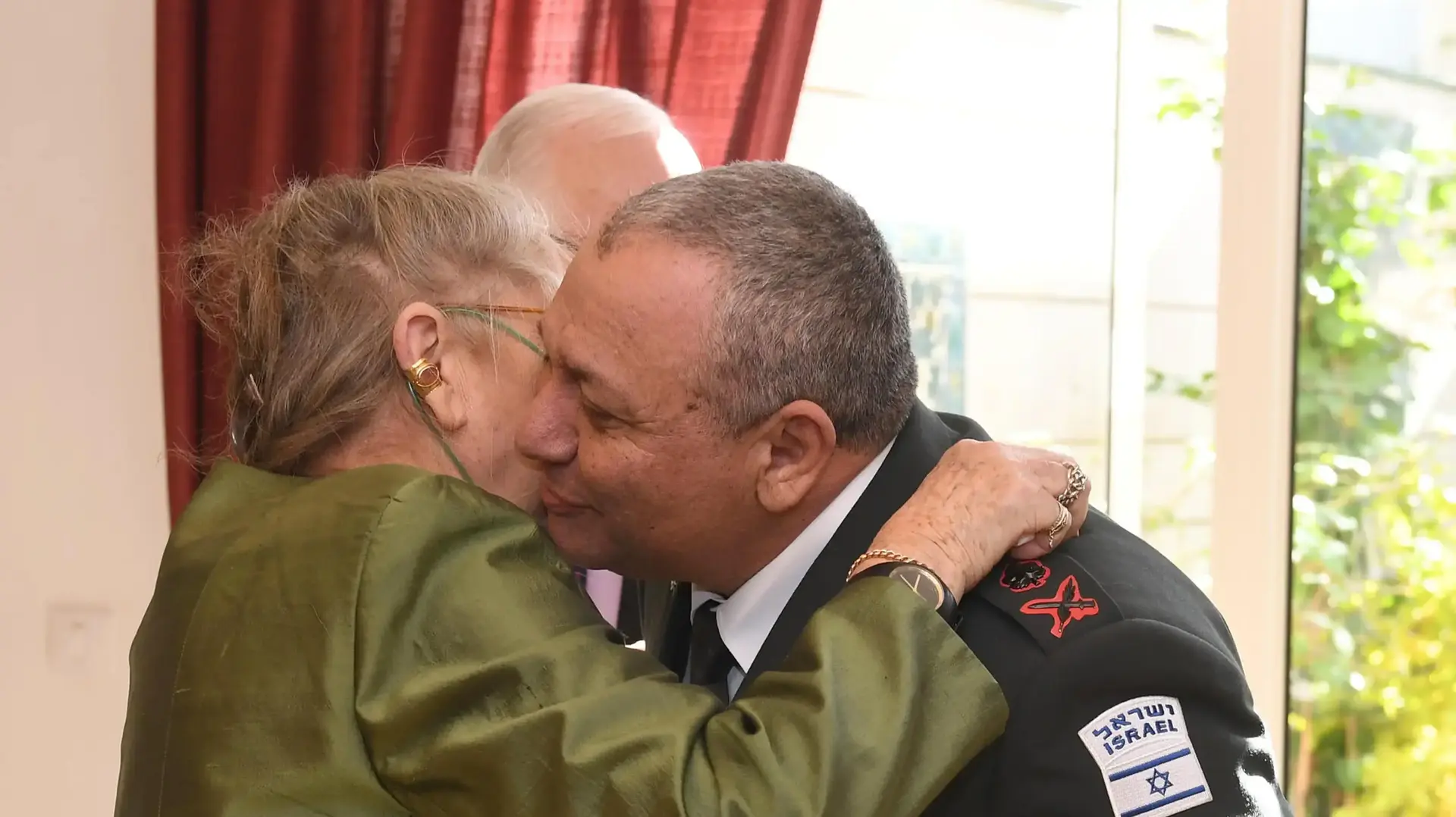 נשיא המדינה אירח במשכנו את הרמטכ"ל היוצא רב-אלוף גדי איזנקוט, ואת הרמטכ"ל הנכנס רב-אלוף אביב כוכבי לארוחת צהרים יחד עם רעיותיהם, 15 בינואר 2019
נשיא המדינה אירח במשכנו את הרמטכ"ל היוצא רב-אלוף גדי איזנקוט, ואת הרמטכ"ל הנכנס רב-אלוף אביב כוכבי לארוחת צהרים יחד עם רעיותיהם, 15 בינואר 2019